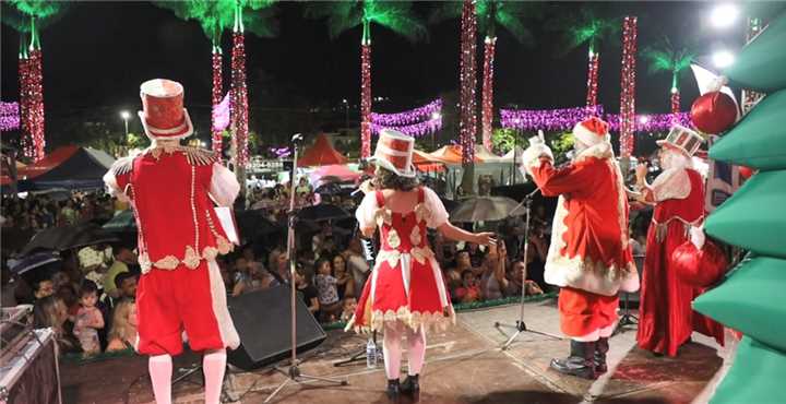 Depois da inauguração da iluminação de natal, não poderia faltar o show do bom velhinho.